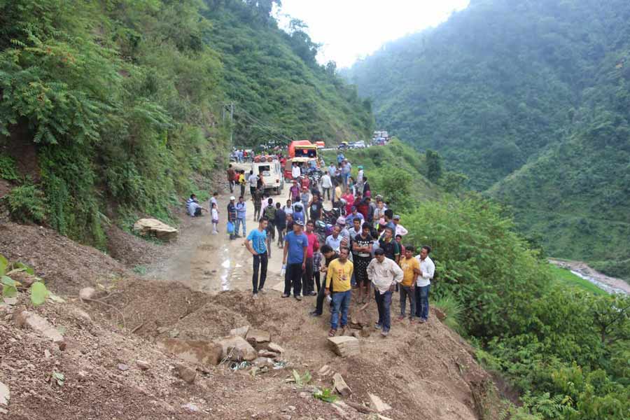 पोखरा छिर्ने सबै सडक ठप्प, गण्डकीका ६ प्रमुख सडकमा पहिरो