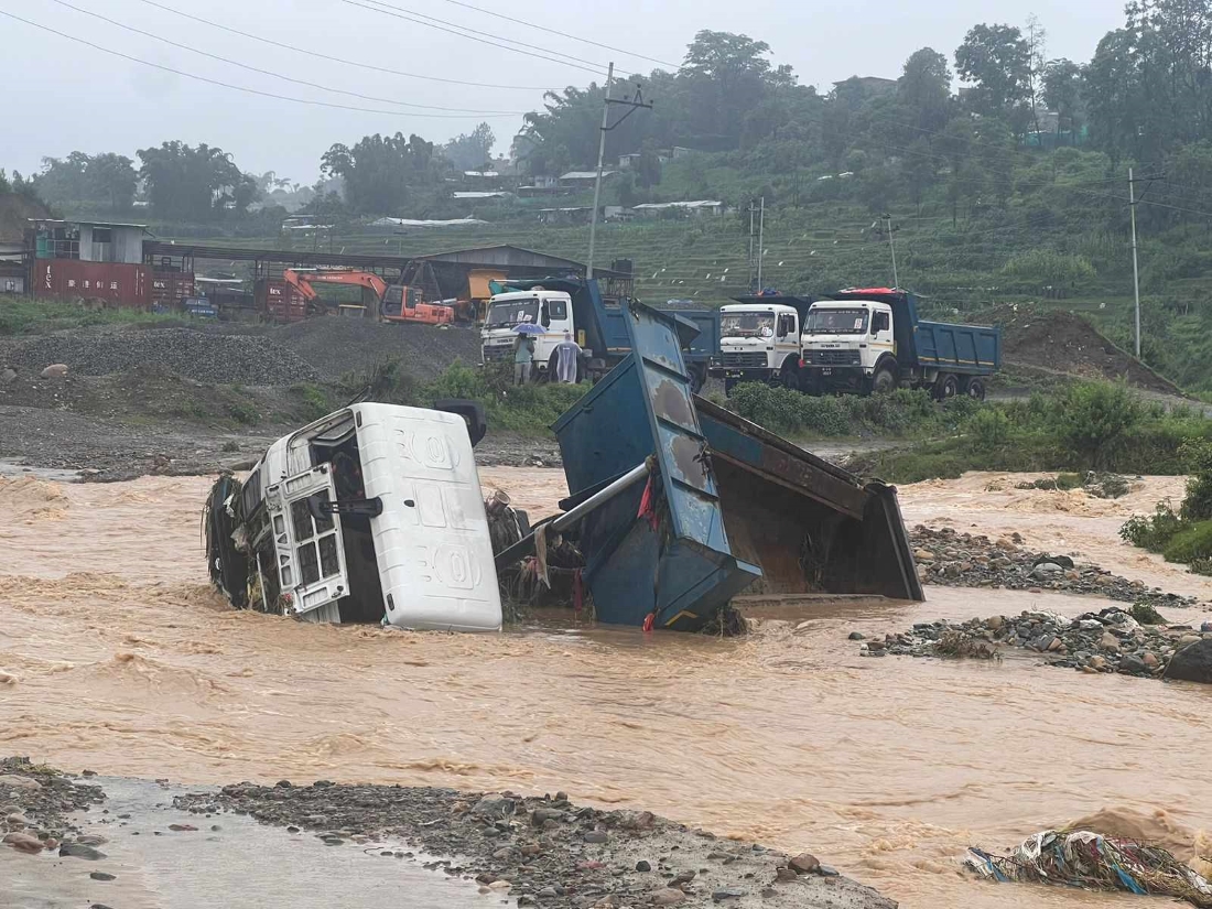 बाढीले यसरी बगायो टिपर