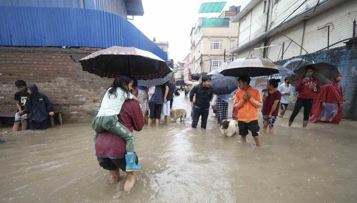 यसरी सुकुम्वासी बस्तीमा खोलाको पानी पसेपछि…