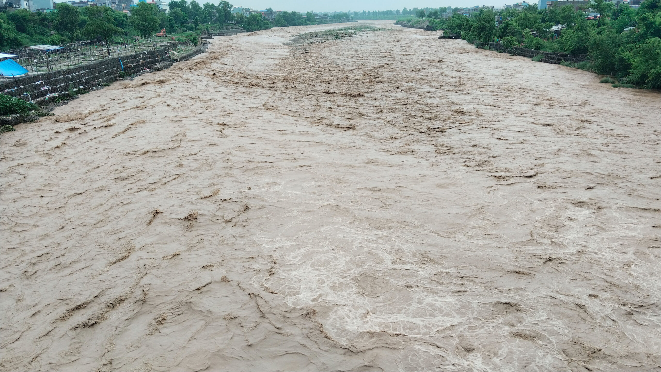 पृथ्वी राजमार्गको कल्भर्ट बगायो, वैकल्पिक बाटो प्रयोग गर्न आग्रह