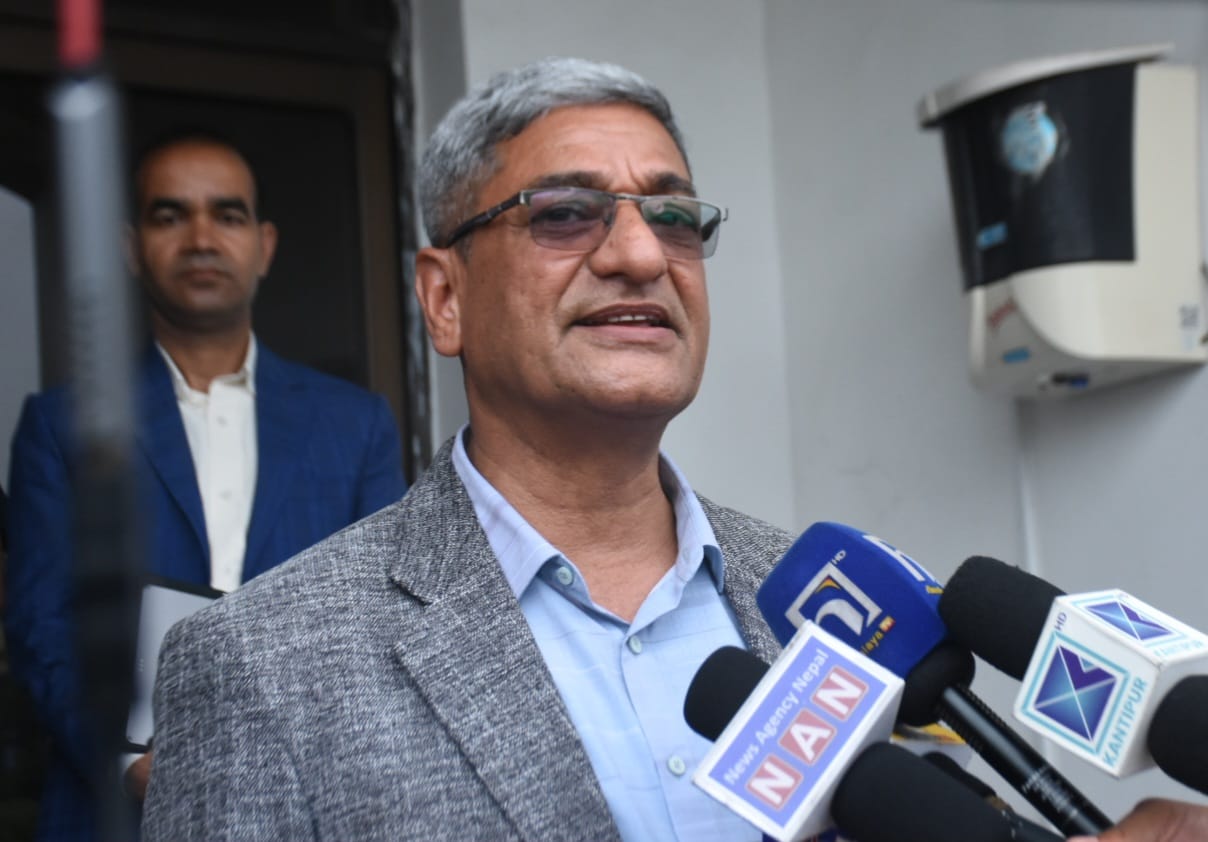 संविधानको धारा ७६ (२) अनुसार केपी ओलीकै नेतृत्वमा सरकार गठन हुन्छः रमेश लेखक