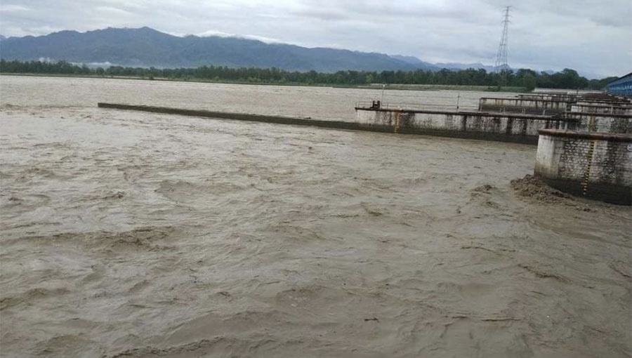 महाकालीमा पानीको बहाव उच्च, शारदा ब्यारेजमा सवारीसाधन चलाउन रोक