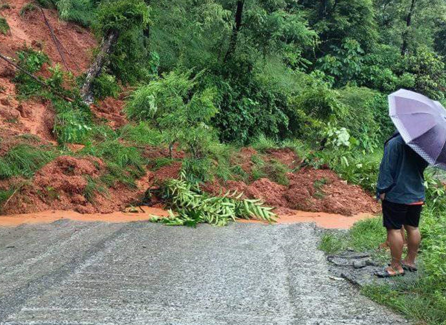 पहिरोमा पुरिएकी महिलाको शव भेटियो, दुईजनाको खोजी गरिँदै