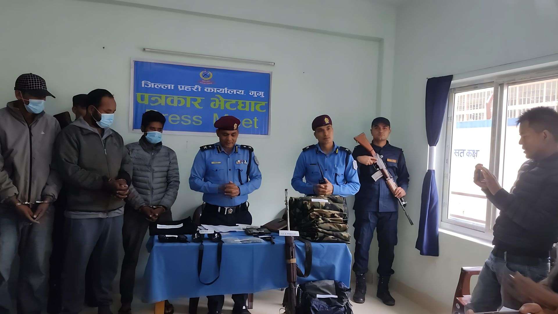 हतियार देखाएर लुट्दै हिँड्ने लुटेरा समूह पक्राउ,लुटेरासँग एसएलआर हतियार