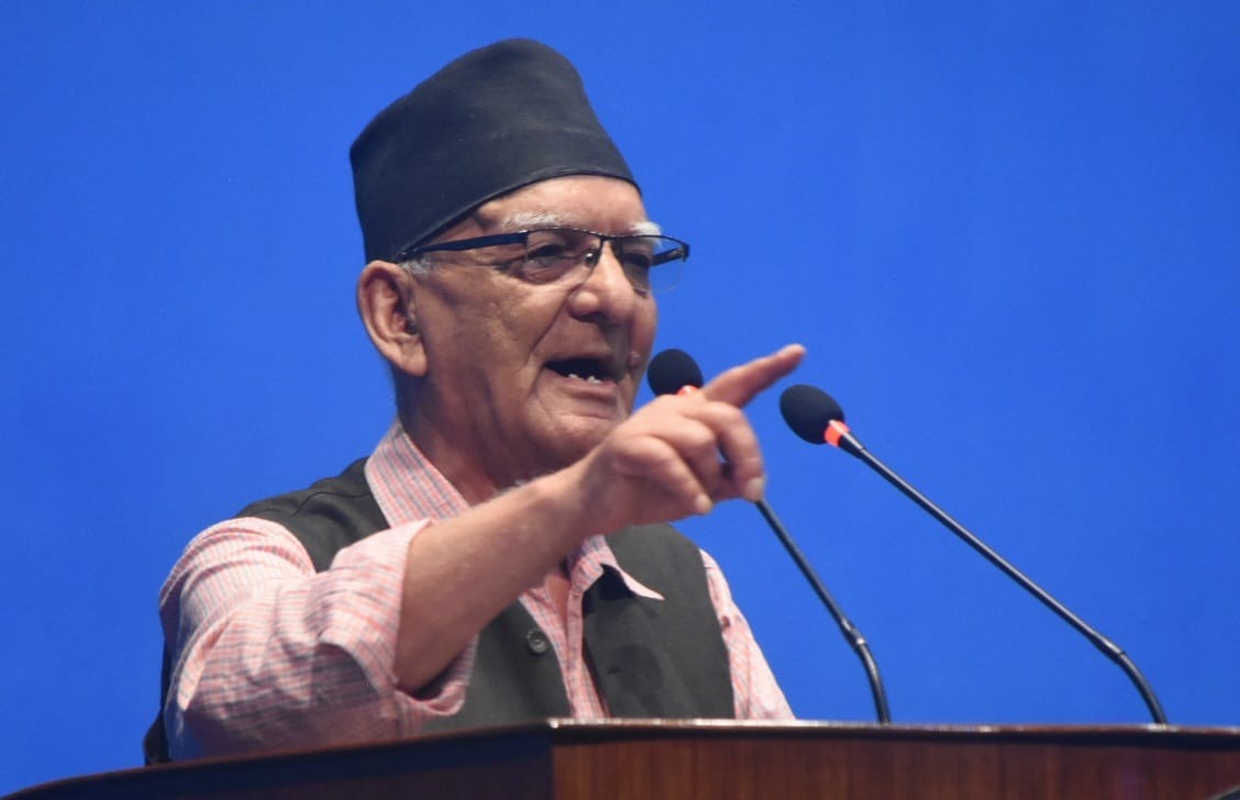 प्रचण्डलाई चित्रबहादुरले भने: लाटो लड्छ एक बल्ड्याङ, बाठो लड्छ चार बल्ड्याङ, अब तपाईंले जे गरेपनि हुनेवाला केही छैन