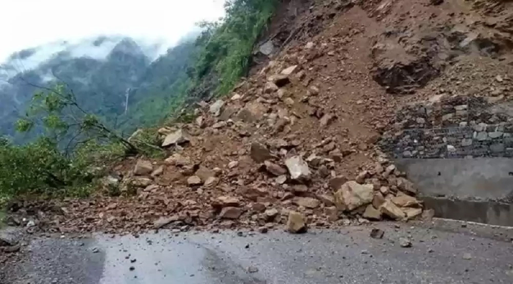 पहिरोले मध्यपहाडी लोकमार्ग अवरुद्ध