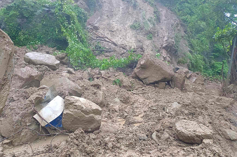 आज बिहान मौवाखोलामा पहिरो खस्दा पृथ्वी राजमार्ग अवरुद्ध
