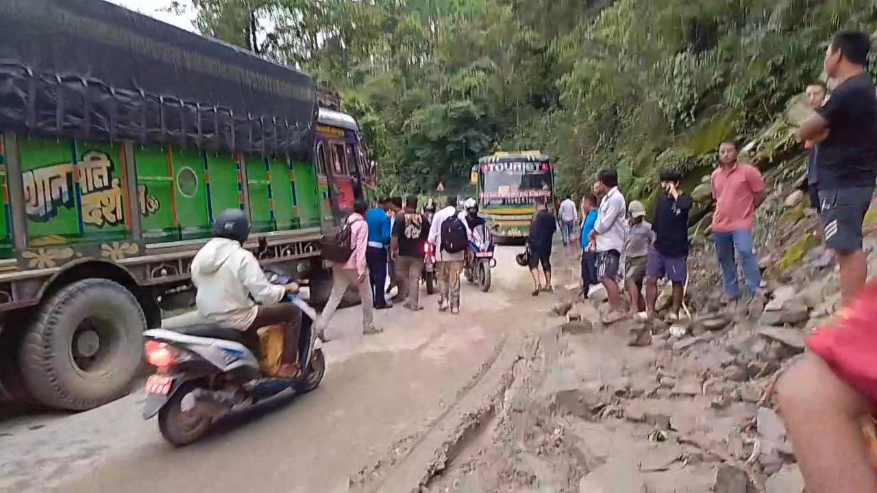 स्कुटर दुर्घटना हुँदा दाजुको मृत्यु, बहिनी गम्भीर घाइते