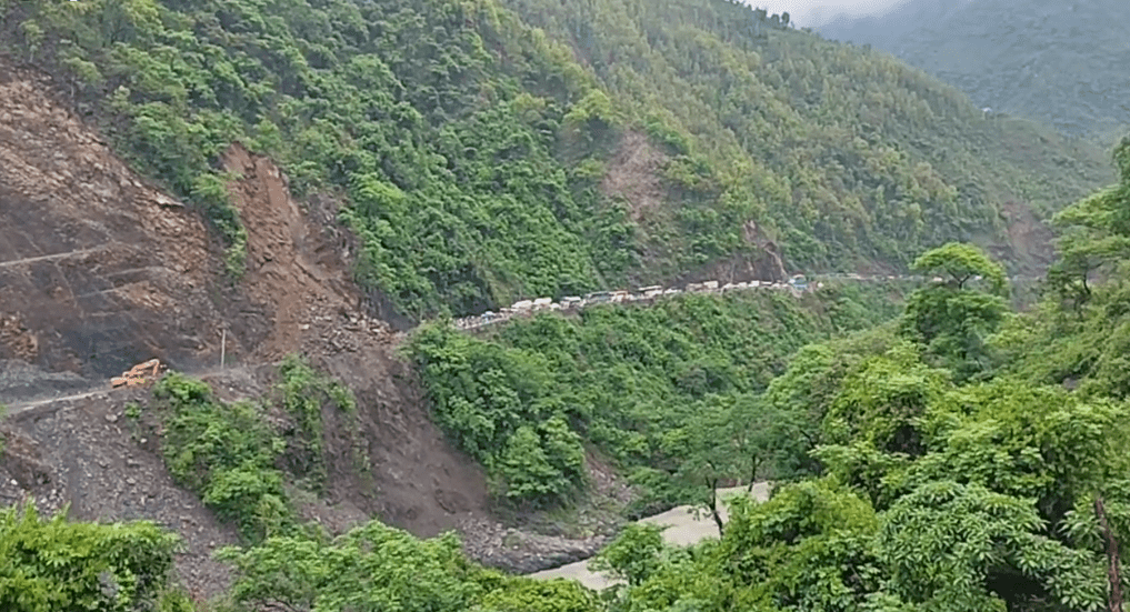 पहिरोले दुईवटा बस बगाउँदा त्रिशूलीमा बेपत्ता