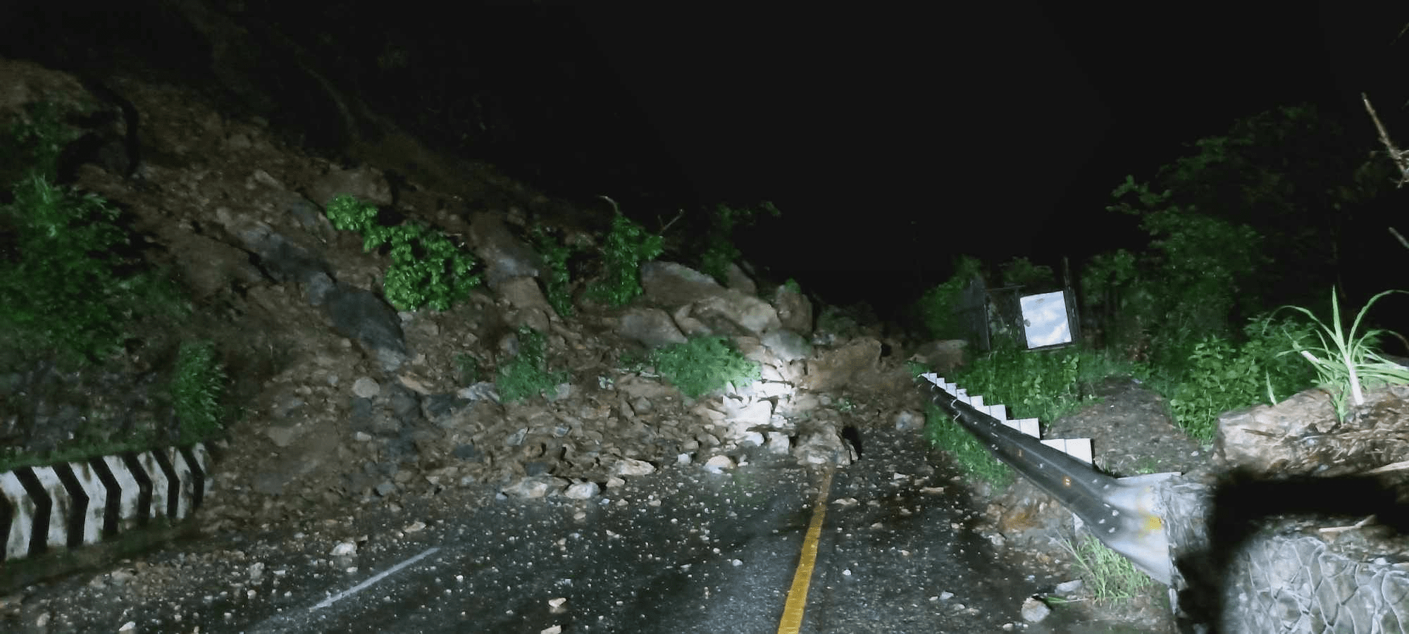 नारायणी नदीमा बेपत्ता दुई यात्रुबाहक गाडीको उद्धारमा समस्याः पहिरोका कारण गोताखोर घटनास्थल पुग्न सकेन