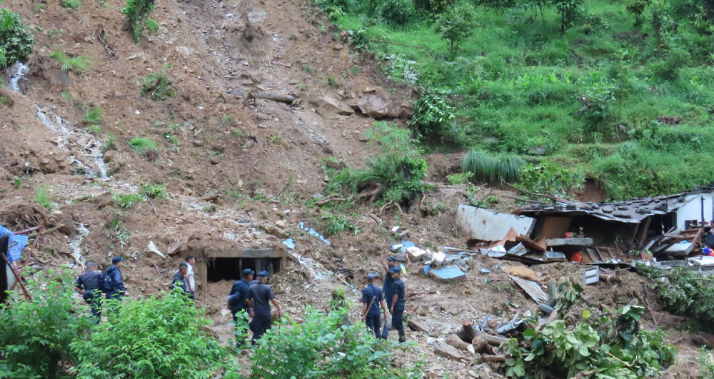 पहिरोमा परेर एकैपरिवारका सातसहित ९ जनाको मृत्यु