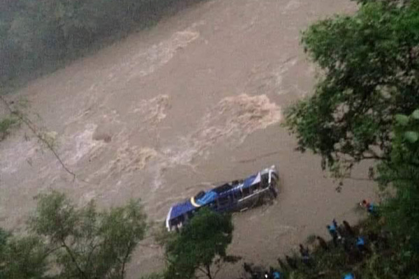 चितवनको पहिरोमा परेका दुबै बस त्रिशूलीमा खसेको आशंका, करिब पाँच दर्जन यात्रु बेपत्ता