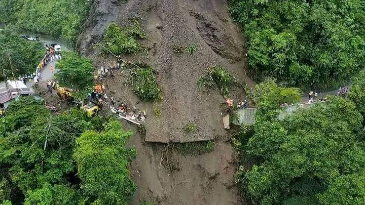 यसरी पहिरोमा अड्किए गोताखोर, ६५ यात्रु बेपत्ता