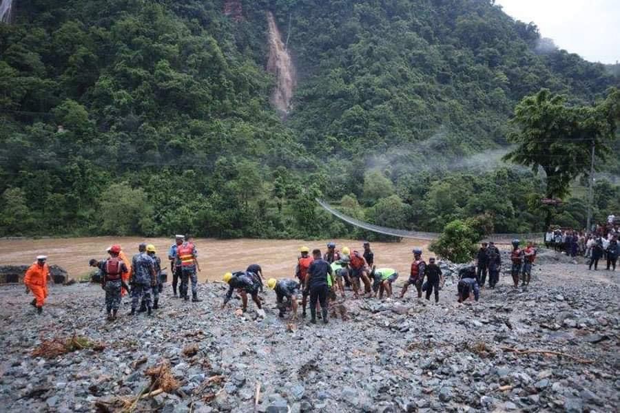 नारायणगढ-मुग्लिन खण्डमा २ वटा बस पुरिएको स्थानमा उद्वारको काम हुँदै, तस्बिरहरु…