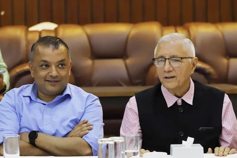 ओली सरकारमा पठाउने मन्त्री छान्न शेखर-गगन समूहको बैठक जारी