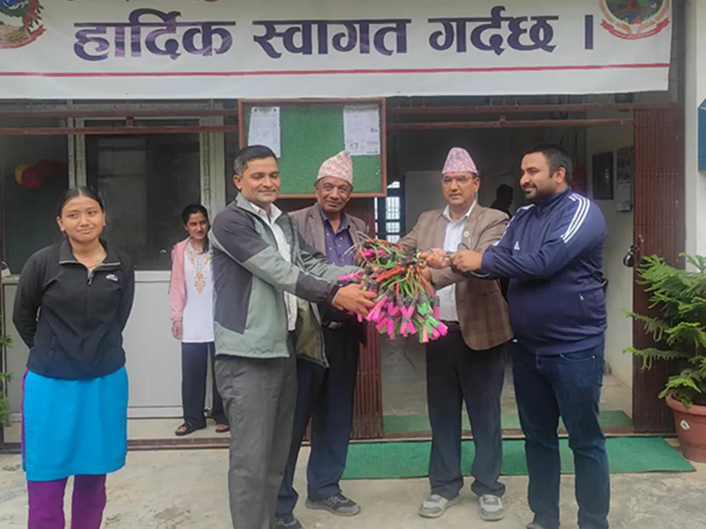 बाँदर धपाउन किसानलाई गुलेली र मट्याङ्ग्रा वितरण