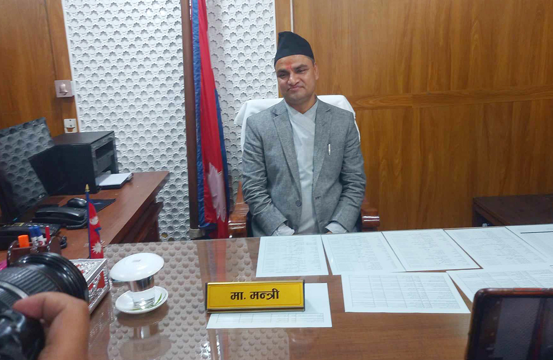 पदभार ग्रहणसँगै स्वास्थ्यमन्त्री पौडेलले गरे यी दुई निर्णय, लगाएनन् मालाखादा