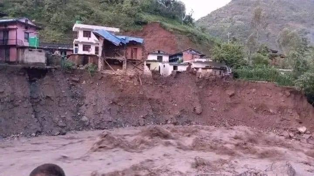 पुरिएका तीन बालिकाको शव निकालियो, बेपत्ताको खोजी जारी