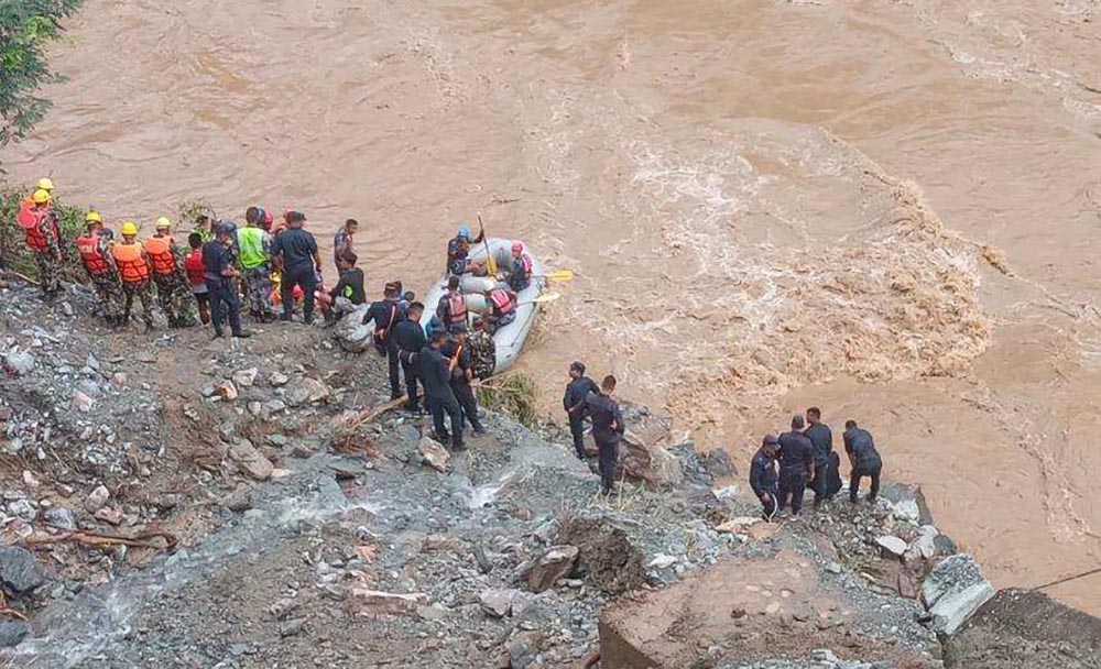 पहिरोले पुरेका बसमा सवार १७ को शव भेटियो, आठ जनाको सनाखत हुन बाँकी