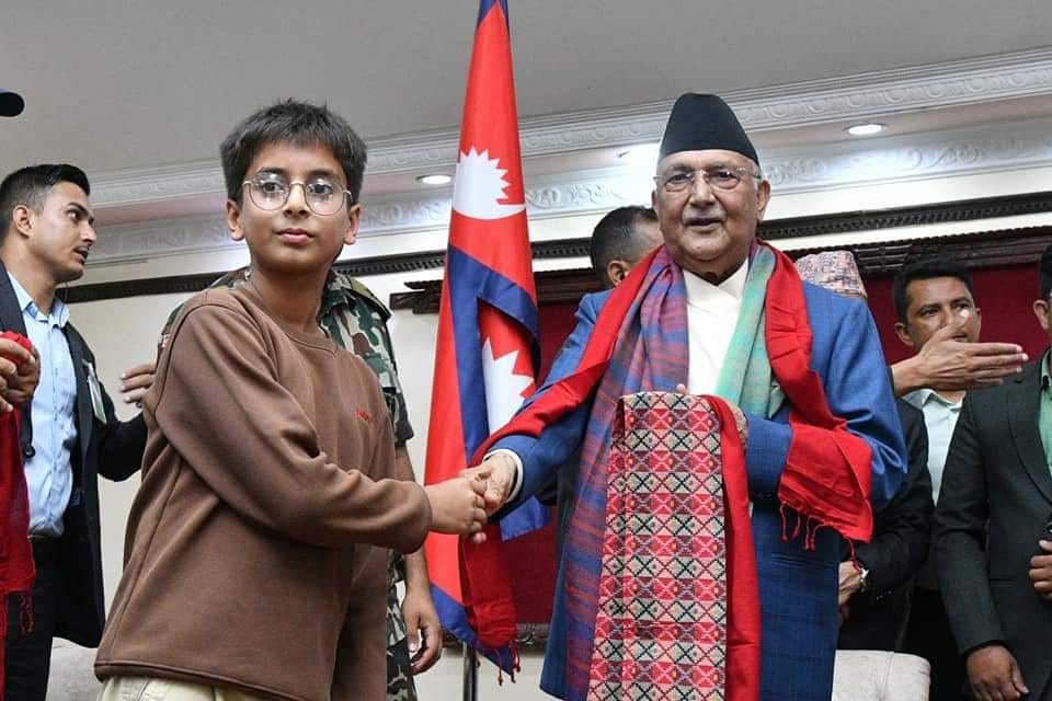 प्रधानमन्त्रीको आग्रह : म्यासेन्जरबाट शुभकामना सन्देश पठाउन र भेटमा खादा/माला प्रयोग नगर्नुस्