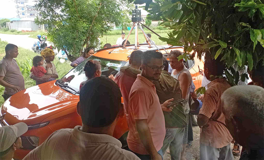 यसरी रेलमार्गको सर्भे गर्न आएको कम्पनीको गाडीमा चितवनका स्थानीयले गरे आगजनी