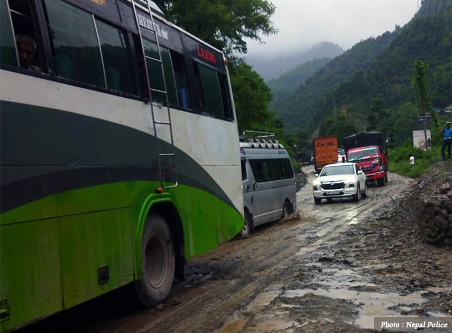 फिस्लिङको पहिरो हटाइयो, राजमार्ग सञ्चालन