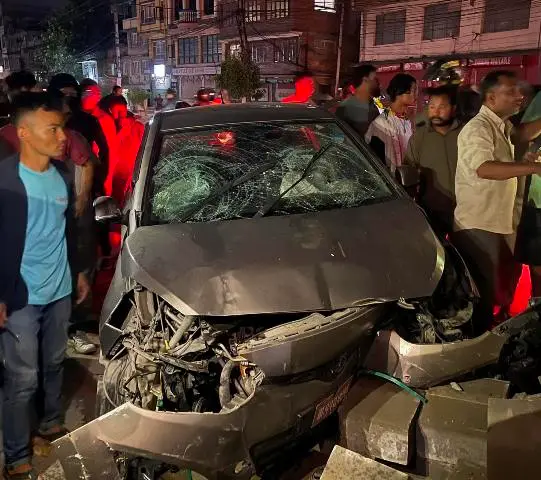 कारले ठक्कर दिँदा ३ जना घाइते