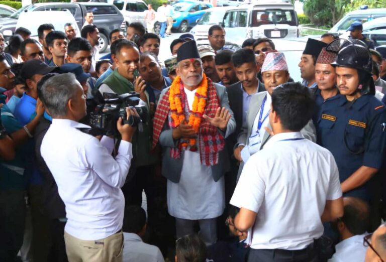 कर्मचारीहरुले बाटो छेकेपछि मन्त्रालय छिर्न पाएनन् कृषि मन्त्री अधिकारी
