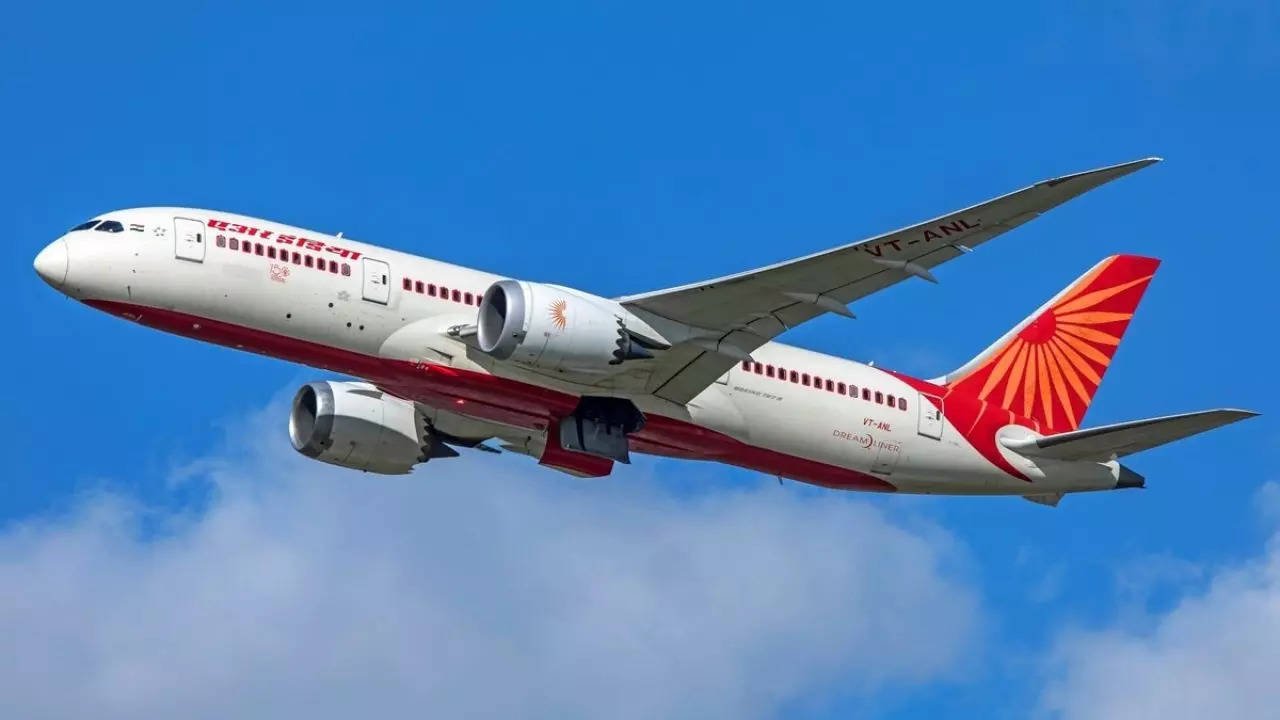 उडानमा एयरहोस्टेसले दिएका केही पनि खान नमानेका यात्री विमानस्थलबाटै पक्राउ, यस्तो छ कारण