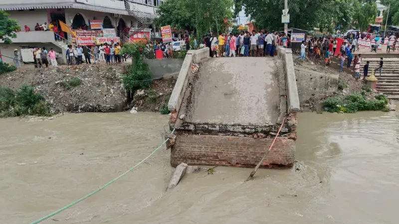 एकै दिन पाँचवटा पुल भत्किए