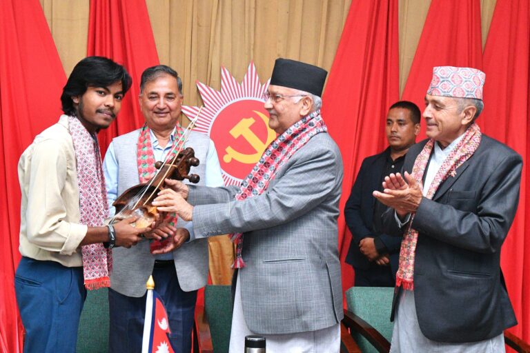 नेपाल आइडल विजेता करण परियारलाई ओलीले दिए सारङ्गी उपहार