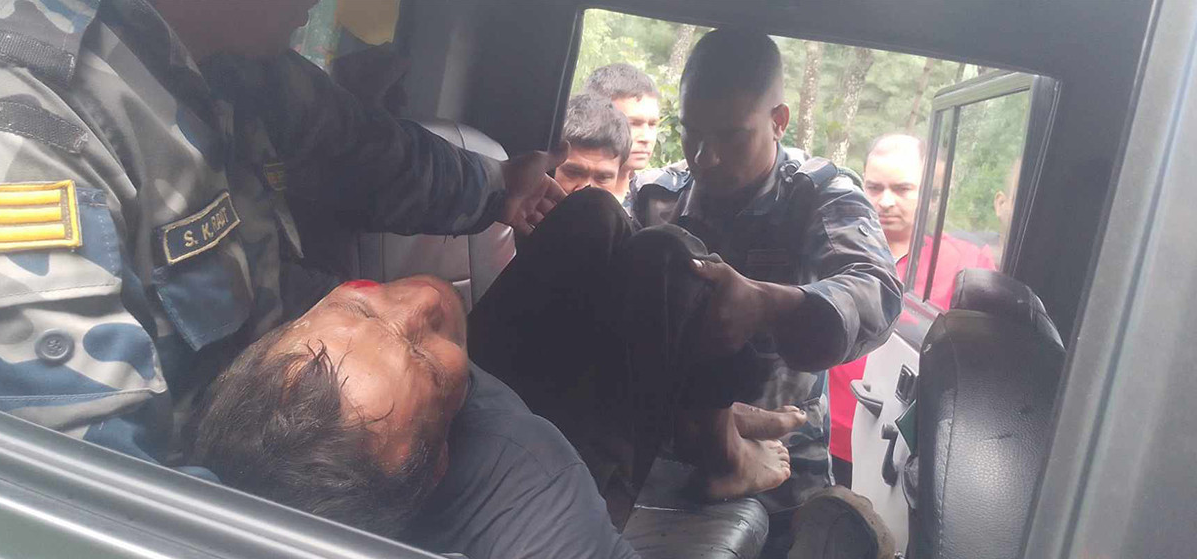 सशस्त्र प्रहरीले गर्यो माटोको ढिस्कोले पुरिएका व्यक्तिको जीवितै उद्धार