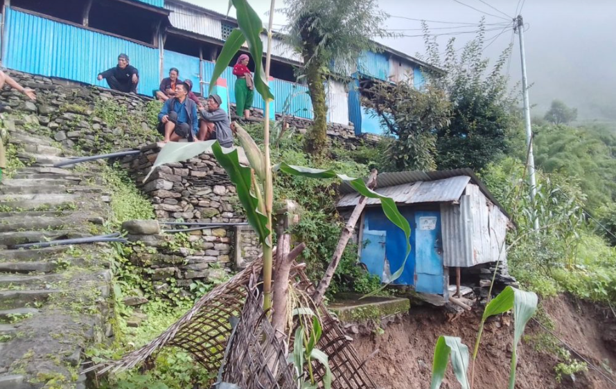 किचेतमा पहिरोले गाउँ नै जोखिममा, स्थानीय त्रसित