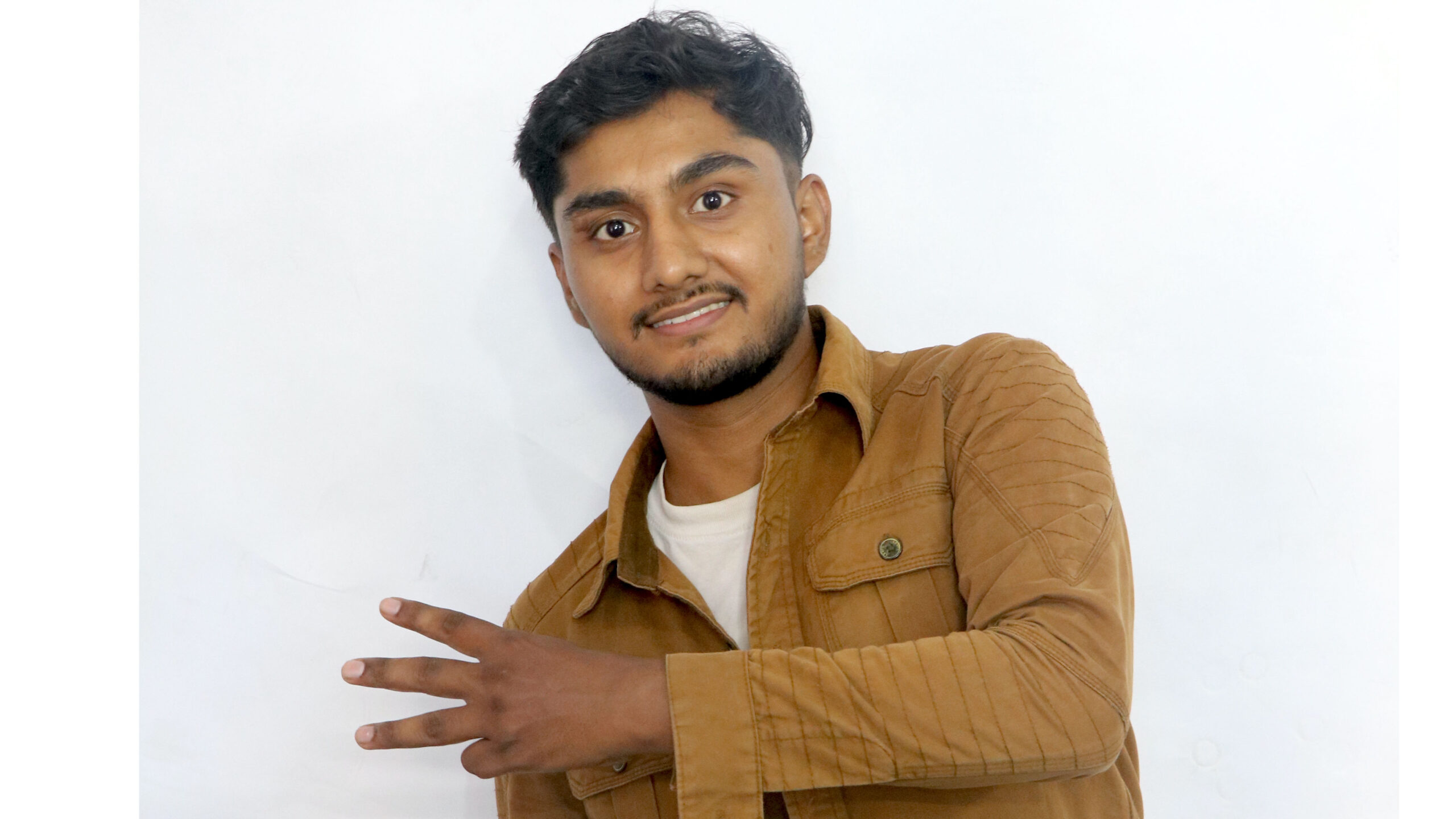 ‘होस्टेल ३’ बाट फिल्ममा डेब्यु गर्दै ‘माग्ने बुढा’का छोरा आशिष