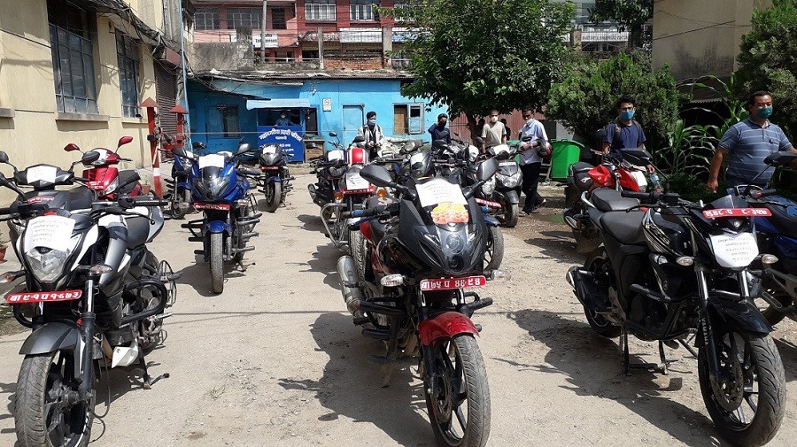 मोटरसाइकलमा पछाडि बस्ने यात्रुले हेलमेट लाउनुपर्ने, बालबालिकालाई अगाडि राख्न निषेध