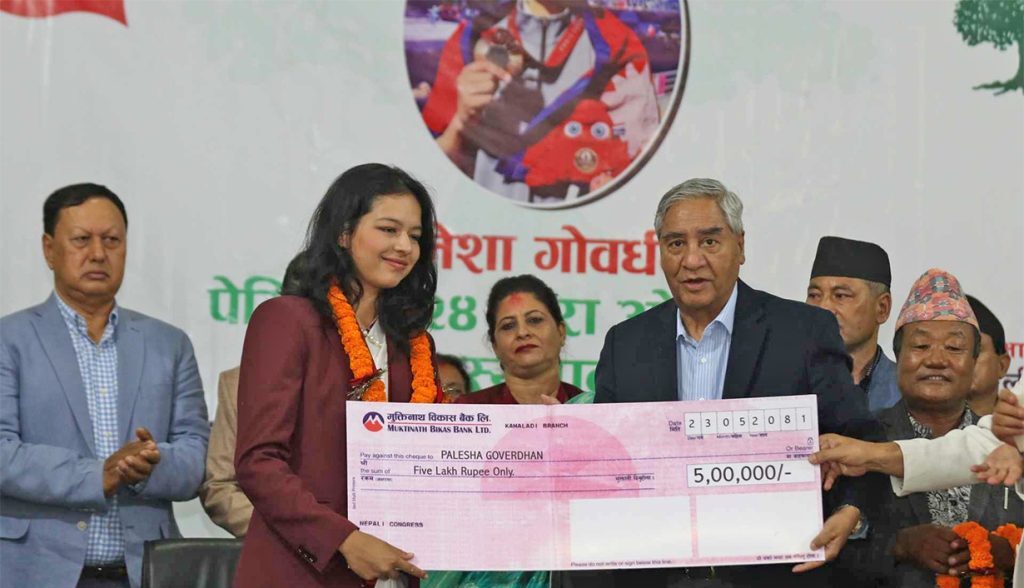 पलेशालाई ५ लाखसहित कांग्रेसले गर्‍यो सम्मान