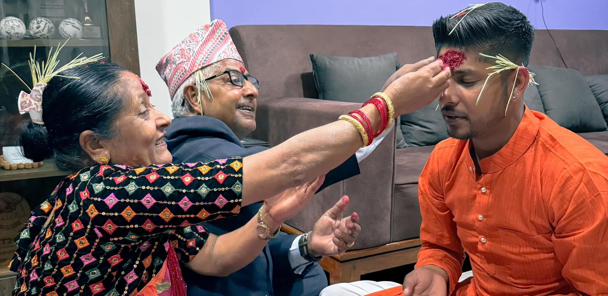 आमा-बुवाबाट टीका थाप्दै सन्दीपले यसो भने…