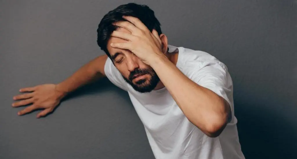 के तपाईँलाई पनि उठ्ने बित्तिकै चक्कर लागेको महसुस हुन्छ ? हुन सक्छन् यी कारण