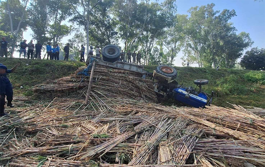 उखु लोड भएको ट्याक्टर पल्टिँदा चालकको मृत्यु