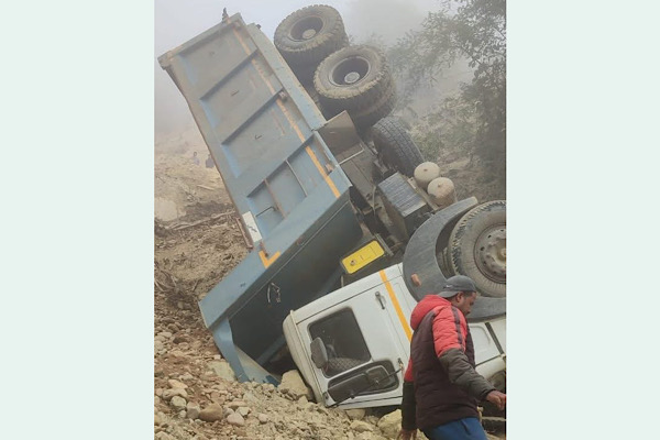 ट्रिपर दुर्घटना,चालकको च्यापिएर मृत्यु