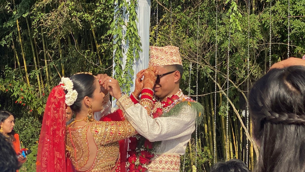 प्रचण्डको नातिनी स्मिताको विवाहमा प्रधानमन्त्री ओलीपनि सहभागी हुँदै