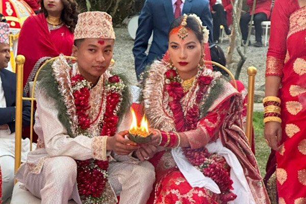 स्मिता दाहालले यसरी कसिन् लगनगाँठो
