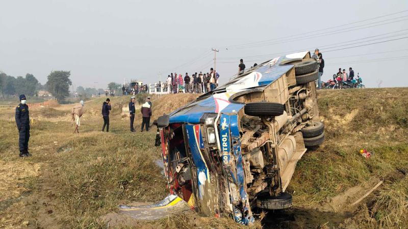 बस, कार र मोटरसाइकल एकआपसमा ठोक्किँदा १ जनाको मृत्यु, १३ घाइते