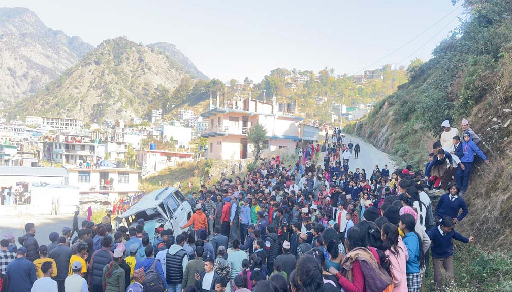 यसरी गाडी खस्यो !  एक महिलाको मृत्यु, ४ घाइते सिकिस्त