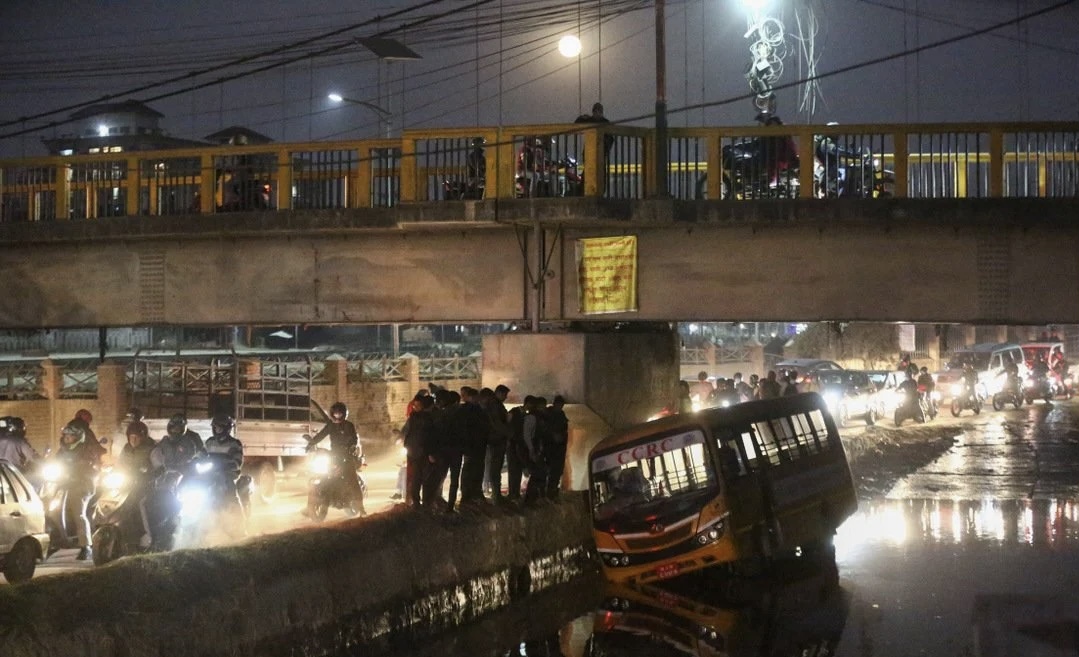 यसरी फस्यो बागमती खोला छेउमा क्याम्पस बस