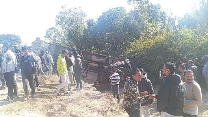 गुर्जो खोलाको पुल नजिक बस दुर्घटना