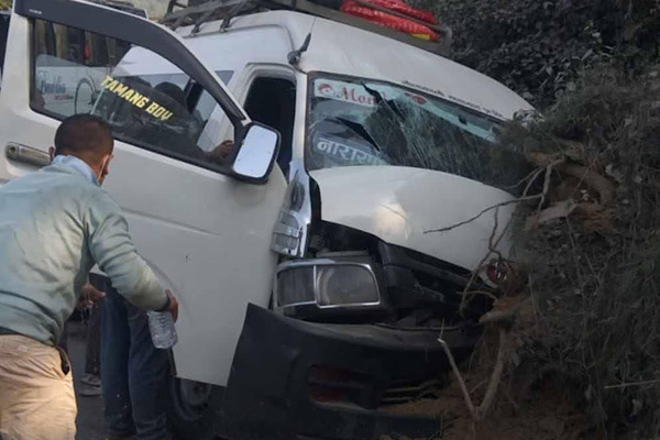 धादिङमा माइक्रोबस दुर्घटना, १६ जना घाइते