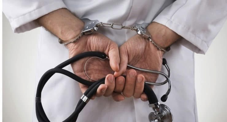 नक्कली डाक्टर यसरी परे पक्राउ