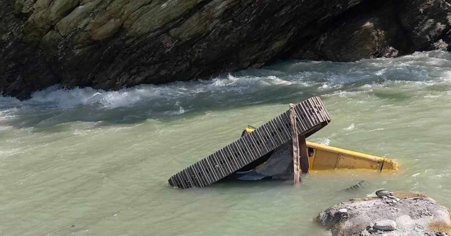 डोजर पल्टिँदा डोजरसहित सहचालक नदीमा बेपत्ता