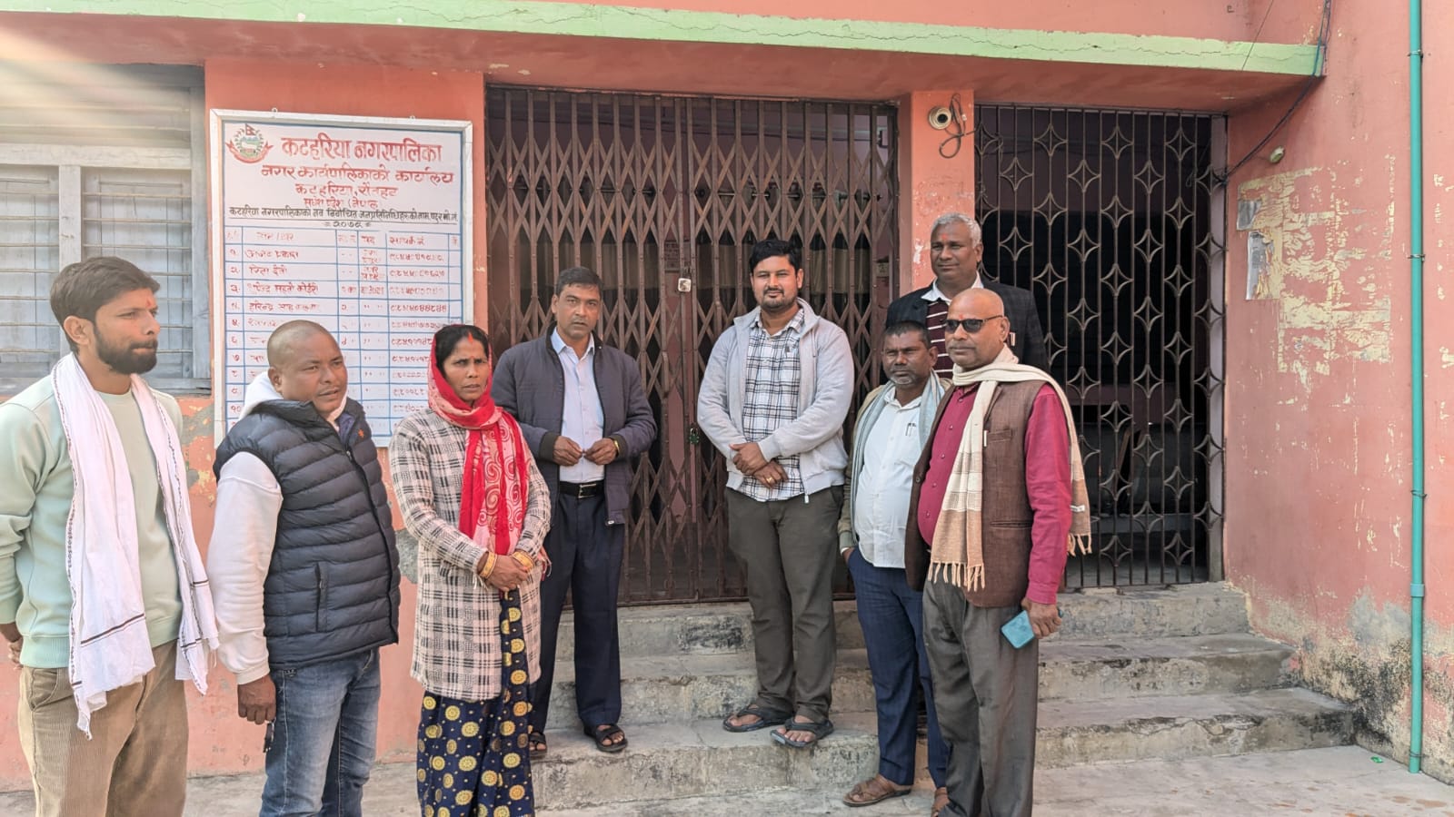 मेयरद्वारा करोडौं अनियमितता हुन लागेको भन्दै कटहरिया नगरपालिकामा जनप्रतिनिधिले नै लगाए ताला